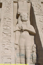 standing Nefertari statue